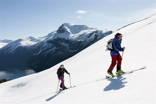 Skiing_in_Fjord_Norway_640
